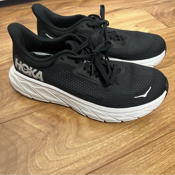 HOKA Arahi 7 Running Shoes – Women’s Size 7.5 – Black/White - Picture 2 of 10